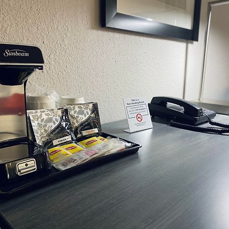 Hotel Ramada By Wyndham Hartford North - Bradley Airport Windsor Locks Zewnętrze zdjęcie