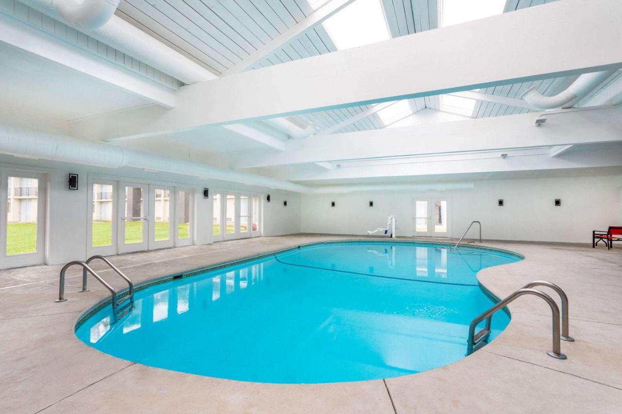 Hotel Ramada By Wyndham Hartford North - Bradley Airport Windsor Locks Zewnętrze zdjęcie