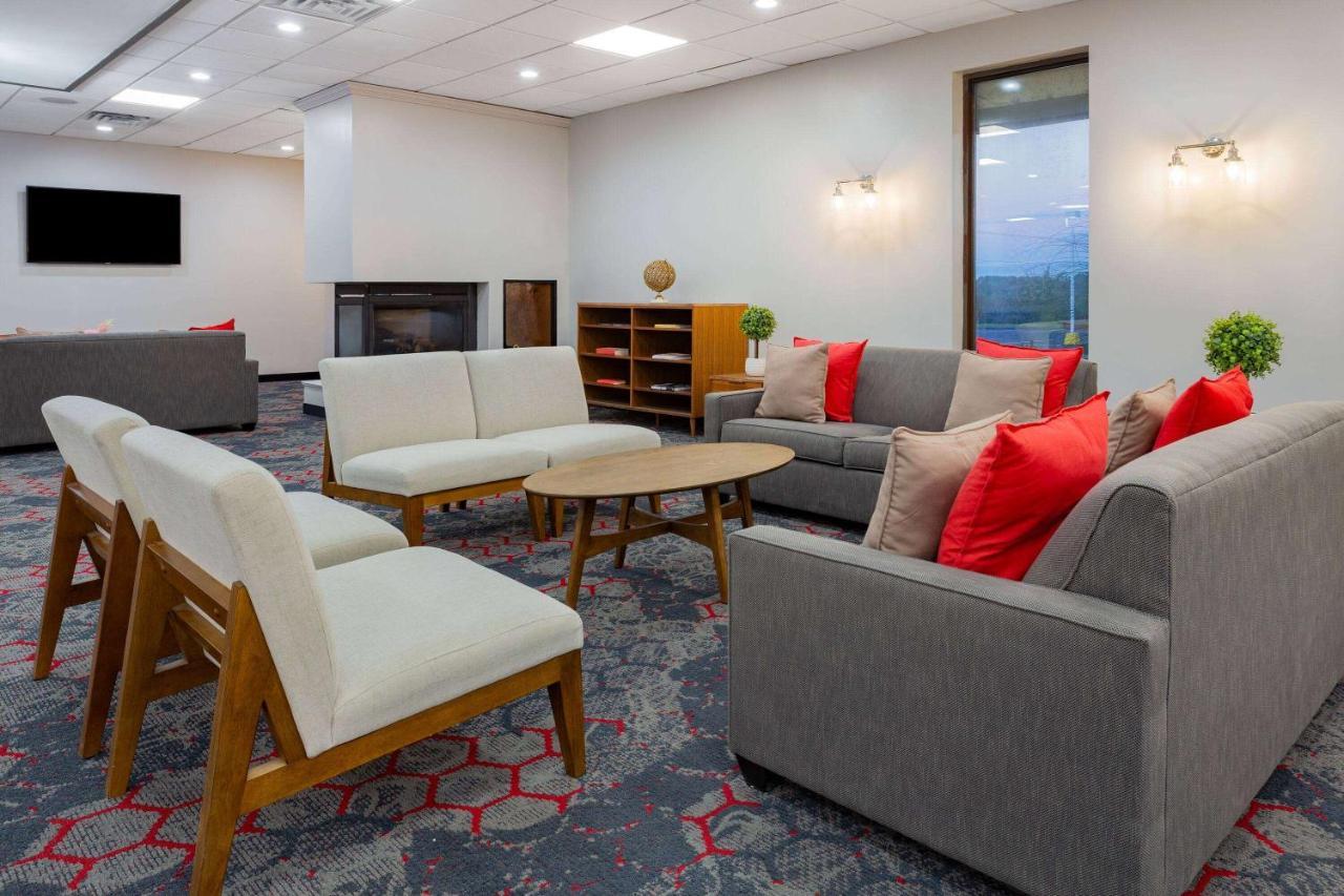 Hotel Ramada By Wyndham Hartford North - Bradley Airport Windsor Locks Zewnętrze zdjęcie