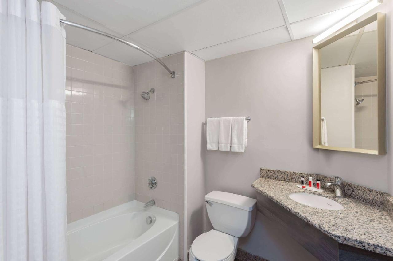 Hotel Ramada By Wyndham Hartford North - Bradley Airport Windsor Locks Zewnętrze zdjęcie