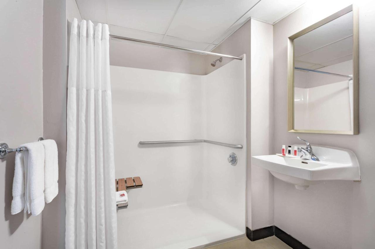 Hotel Ramada By Wyndham Hartford North - Bradley Airport Windsor Locks Zewnętrze zdjęcie